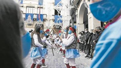 El de Bastons va ser un dels nombrosos balls que s’hi van lluir. FOTO: ÀNGEL ULLATE