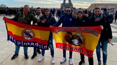 Antonio Naranjo, izquierda, en París en la última final con otros aficionados tarraconenses. foto: cedida