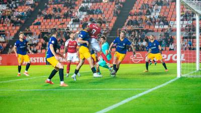 Antoñín Cortés busca el remate a portería frente al Andorra. Foto: Marc Bosch