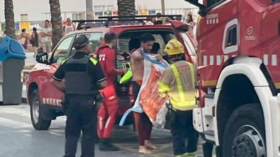 Varios bomberos entraron en el mar para un posible rescate.