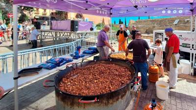 La paella de la Colla Jove en pleno proceso de elaboración. Foto: Norián Muñoz