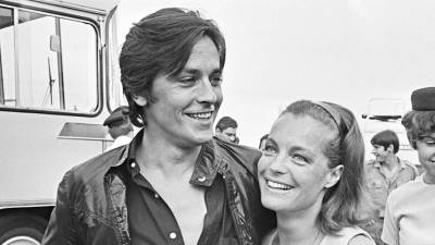 Alain Delon, con Romy Schneider en Niza. foto: Agencias