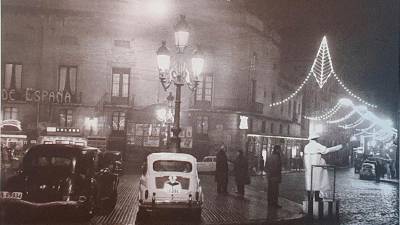 Enllumenat nadalenc al raval de Jesús, probablement el desembre de 1962. Foto: raymond/Automòbils a Reus/Ajuntament de Reus-Pragma