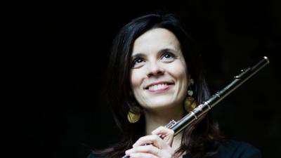 En sus actuaciones, la flautista Raquele Magalhães despliega su sensibilidad musical. foto: FSF