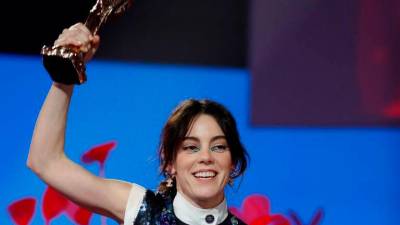 Imagen de Vicky Luengo tras recibir el premio a la Mejor Protagonista Femenina por “Suro”, durante la gala de la XV edición de los Premios Gaudí. Foto: EFE