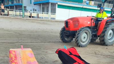 La Brigada Municipal ha retirado a primera hora el material abandonado en la playa de La Pineda. Foto: Facebook