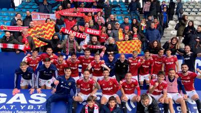 Los jugadores del Nàstic celebraron el triunfo en El Toralín con los seguidores desplazados hasta Ponferrada. Foto: Nàstic