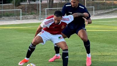 Antoñín protege el cuero frente a un rival del Terrassa en el segundo amistoso de la pretemporada. Foto: Nàstic