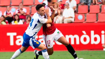 Pablo Fernández pelea una pelota con un defensa del Zaragoza. Foto: Nàstic