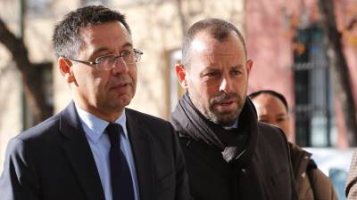 Los expresidentes del Barça, Josep María Bartomeu (i), y su antecesor, Sandro Rosell (d). Foto: EFE