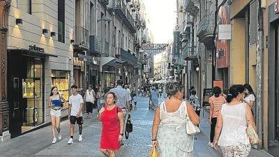 Gent passant pel carrer Monterols. Foto: Alfredo González