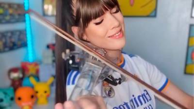 Astrid Torrente, con el violín y la camiseta dle Real Madrid. Foto: cedida