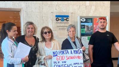 Los vecinos entregan nuevas firmas y piden consenso con el consistorio de Cambrils. FOTO: cedida