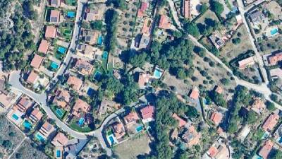 Una vista aérea de Castellvell. Según el catastro, hay 500 piscinas no cubiertas, 17,40 por cada 100 habitantes. Foto: Google Maps