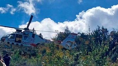 El helicóptero trasladando a la mujer herida en L’Espluga de Francolí. Foto: Bombers de la Generalitat