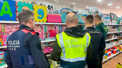 Cuerpos de policía inspeccionando un establecimiento. Foto: Ayuntamiento de Cambrils