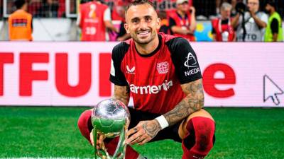 Aleix García posa con la Supercopa, su primer título oficial en las filas del Leverkusen al que ha llegado este verano. foto:instagram