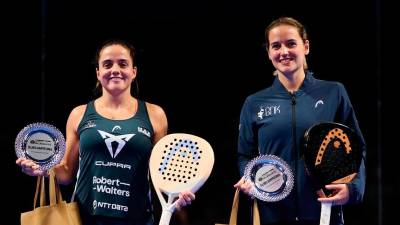 Paula Josemaría y Ari Sánchez, con sus trofeos en Valladolid. FOTO. Premier Padel