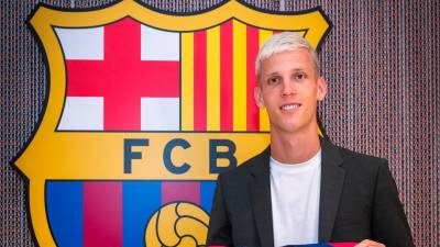 Dani Olmo posa como nuevo jugador del FC Barcelona. Foto: FC Barcelona