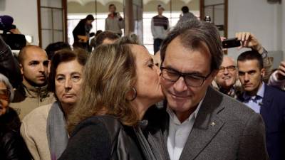 El President en 2014 de la Generalitat, Artur Mas, depositando su voto junto a su esposa, Helena Rakosnik. Foto: EFE