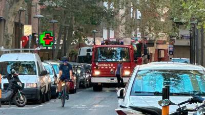 Los bomberos en el incendio de Reus. Foto: Mariona T.