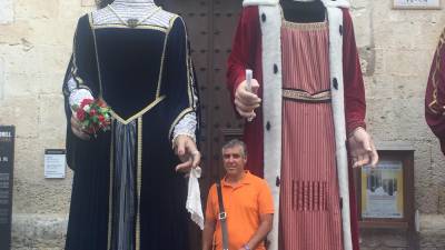 Juan &Aacute;lvarez fue quien encontr&oacute; el remolque. En la foto, con los gegants de El Vendrell.