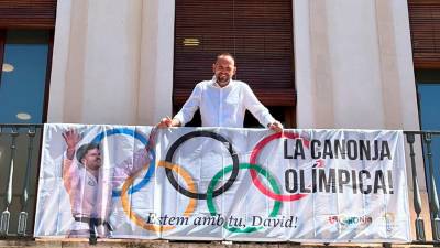 El concejal de Deportes, Miki Pérez, junto a la bandera olímpica en apoyo a David que cuelga del balcón del ayuntamiento. FOTO: dt