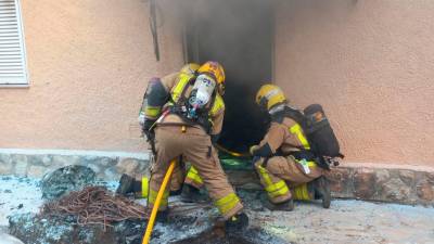 Los bomberos durante la extinción del incendio de L’Ampolla. Foto: Bombers de la Generalitat