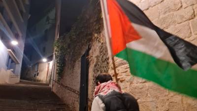 Nedal, con una bandera palestina y su ‘kufiya’. FOTO: DT