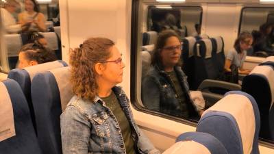 Maria Teresa Cabré Domènech, en el tren de ayer por la tarde de vuelta a casa. foto: cedida