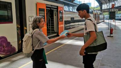 Reparto de abanicos en los trenes de cercanías con la colaboración de Reunfe. Foto: Protecció Civil