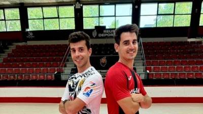 Casas y Julià con las nuevas equipaciones. foto: reus deportiu