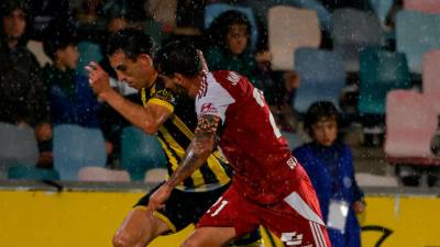 Joan Oriol persigue a un rival durante el Barakaldo-Nàstic de este viernes (2-1). Foto: Barakaldo CF