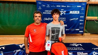 Marc Castellví amb l’entrenador de l’Escola de Tennis, Nando Elvira. Foto: CT Tarragona