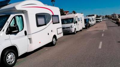 Hilera de autocaravanas en primera línea de mar. Foto: Cedida