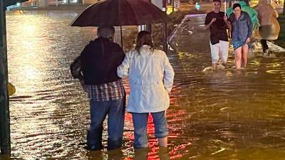 Valientes paseando por la calle en Salou este viernes. Foto: DT