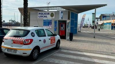 El punto de atención de la policía de Calafell en el puerto de Segur.