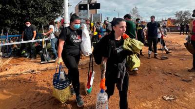 Voluntarias transportando productos de primera necesidad en una de las localidades afectadas. Foto: Cedida