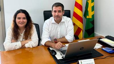 Maria Grau i Jordi Sans a l’ajuntament dels Pallaresos. foto: cedida