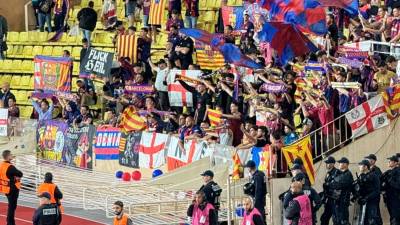 Pancarta que desplegaron dos aficionados del Barça en la grada del Luis II de Mónaco. Foto: Cedida