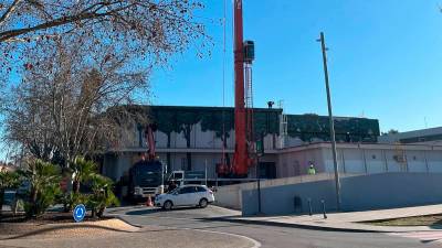 La grúa en el antiguo mercado municipal de Calafell.