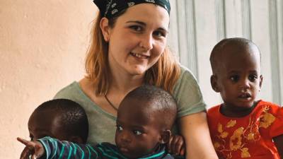 Cinta Ferré envoltada de criatures a la Toro Babies Home, a Fort Portal. Foto: Cedida