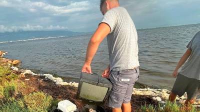 Ampolles, plàstics... i fins i tot s’ha trobat un vell televisor. Foto: Fundació Salines Marines