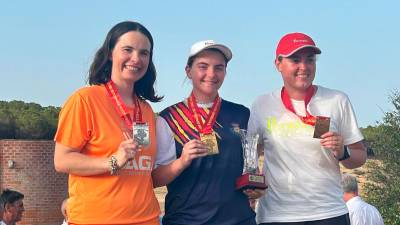 Mar Molné (en el centro) con el trofeo y la medalla de oro de campeona. Foto: Cedida