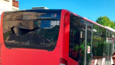 Así quedó el cristal trasero de un autobús de la EMT. Foto: Cedida