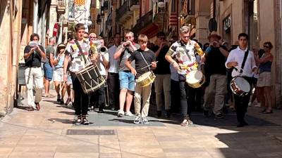 Grallers i timbalers, baixant pel carrer Major després del concert vermut tocant el Toc de Vermut fins als Sedassos. foto: elena Bueno