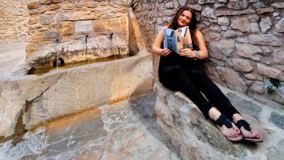 La escritora tarraconense Carme López Arias con un ejemplar de su último poemario. Foto: cedida