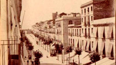 1870. Es pot veure al fons el portal de Sant Francesc, enderrocat l’any 1875. foto: Arxiu Rafael Vidal Ragazzon / Tarragona Antiga