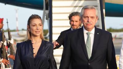 Fotografía de archivo fechada el 24 de abril de 2023 del expresidente de Argentina Alberto Fernández, y su expareja, Fabiola Yáñez, durante su llegada al Aeropuerto Las Américas para asistir a la XXVIII Cumbre Iberoamericana, en Santo Domingo (República Dominicana). Foto: EFE