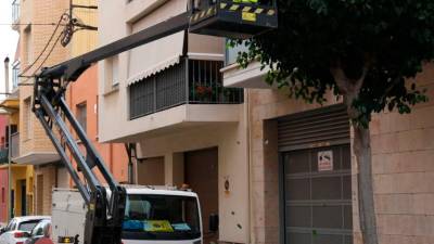 Treballadors, durant la poda a Cambrils. Foto: Ajuntament de Cambrils